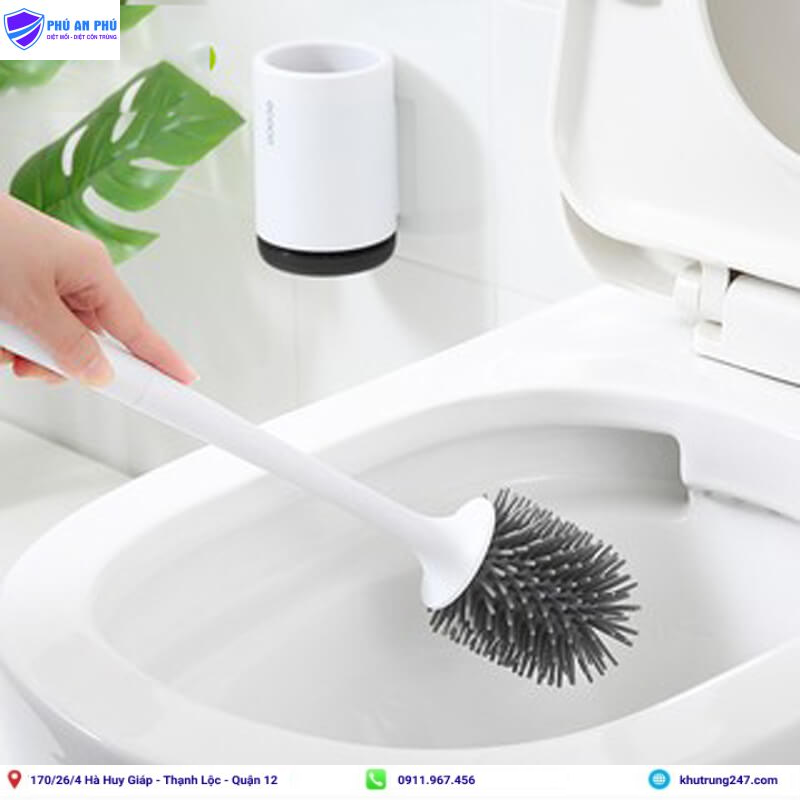 Lau chùi nhà vệ sinh thường xuyên để phòng ngừa ruồi cánh bướm